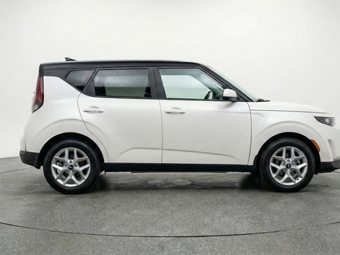 Used 2025 Kia Soul LX w/ LX Technology Package FWD image 11