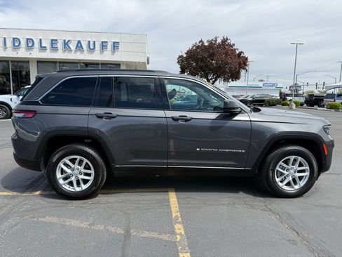 Used 2025 Jeep Grand Cherokee Laredo X AWD/4WD image 3