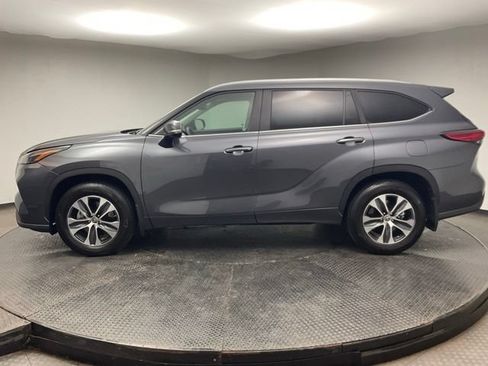 Used 2023 Toyota Highlander XLE AWD/4WD image 4