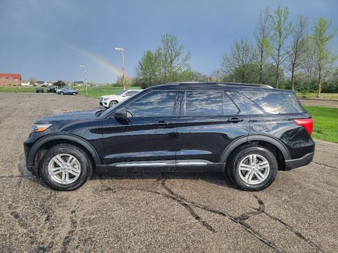 Used 2023 Ford Explorer XLT w/ Equipment Group 202A image 5