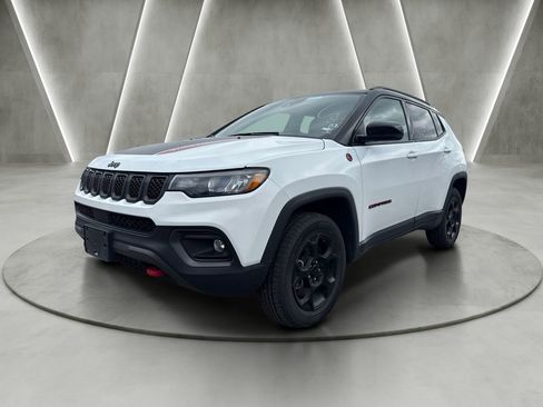 Used 2024 Jeep Compass Trailhawk AWD/4WD image 3