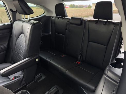 Used 2023 Toyota Highlander XLE AWD/4WD image 31