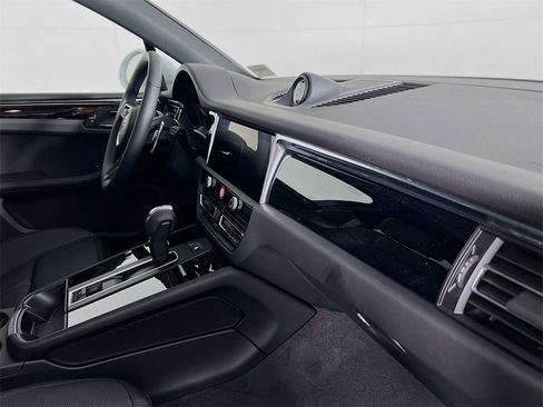New 2026 Porsche Macan image 30