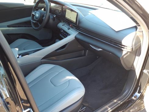 Certified 2025 Hyundai Elantra Limited image 6