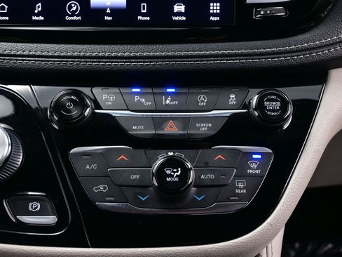 Used 2022 Chrysler Pacifica Limited FWD image 24