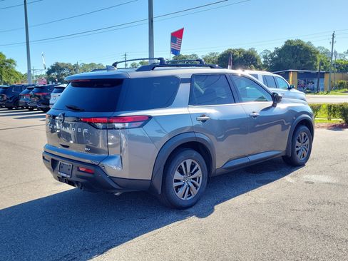 Used 2022 Nissan Pathfinder SV w/ SV Premium Package FWD image 6
