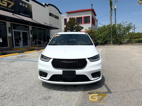 Used 2024 Chrysler Pacifica Limited FWD image 2
