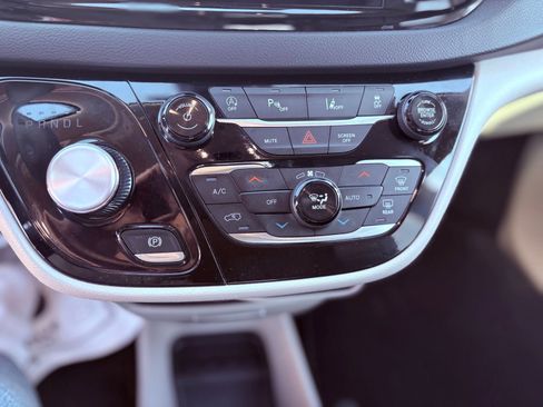 Used 2024 Chrysler Pacifica Touring-L image 29