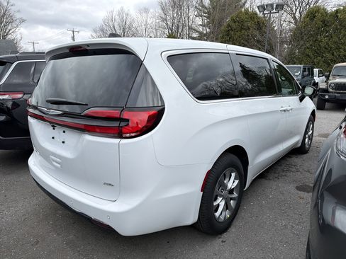 New 2026 Chrysler Pacifica Select AWD/4WD image 7