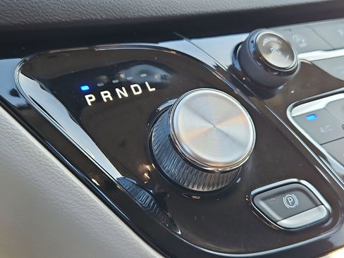 Used 2017 Chrysler Pacifica Touring-L image 17