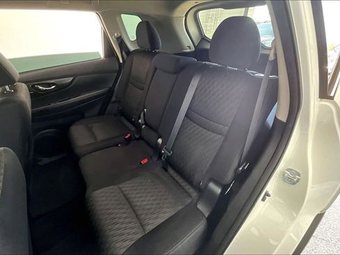 Used 2017 Nissan Rogue SV w/ SV Premium Package image 34