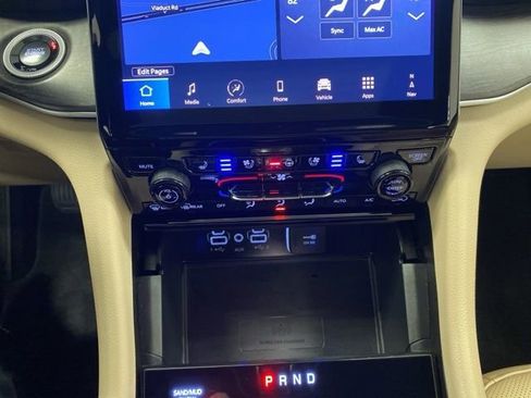 Used 2025 Jeep Grand Cherokee Limited w/ Luxury Tech Group II image 19