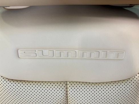 Used 2025 Jeep Grand Cherokee Summit AWD/4WD image 37