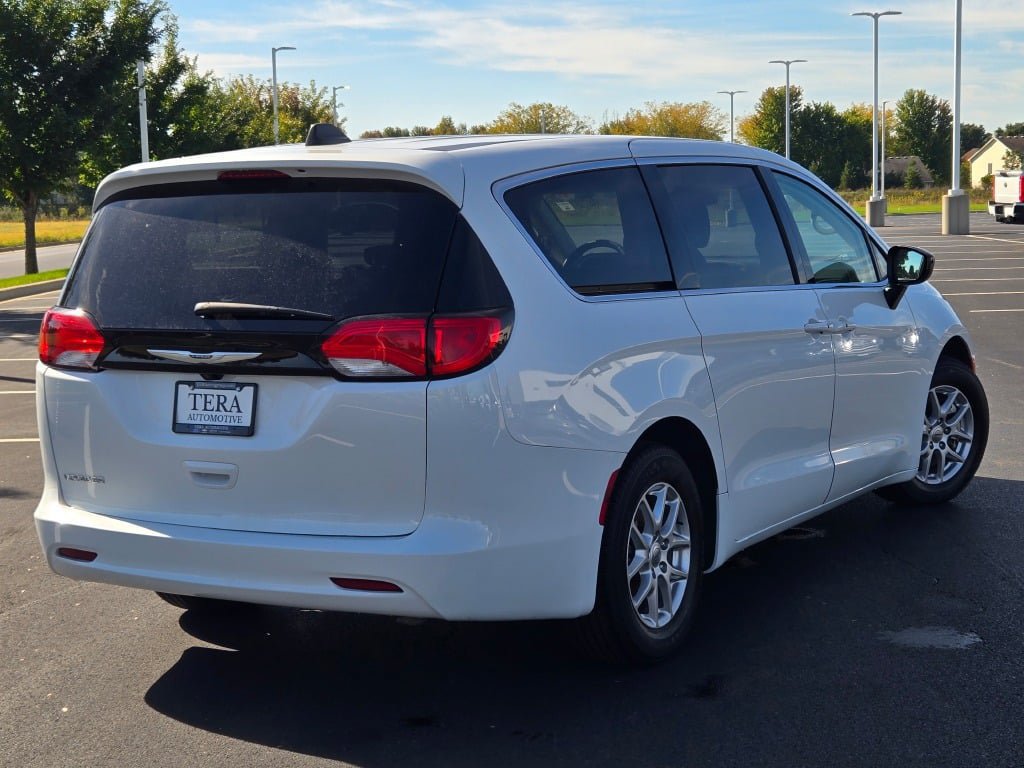 Used 2024 Chrysler Voyager LX FWD image 9