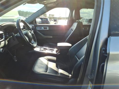 Used 2022 Ford Explorer Limited image 7