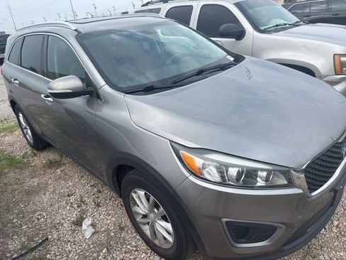 Used 2017 Kia Sorento FWD w/ LX Convenience Package image 2