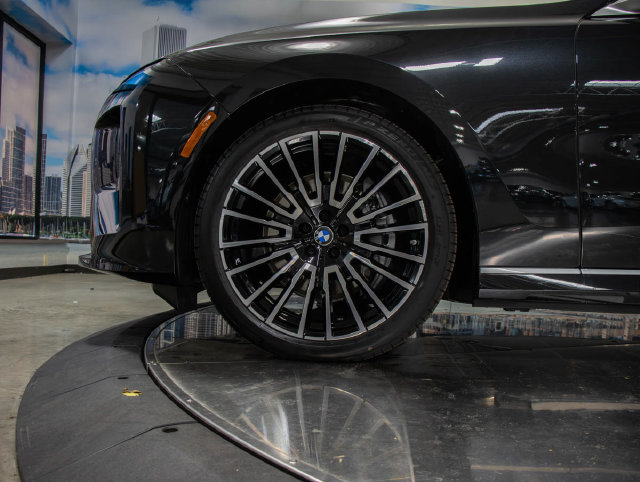 Used 2027 BMW i7 xDrive50 AWD/4WD image 5