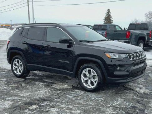 Used 2025 Jeep Compass Latitude w/ Convenience Group image 2