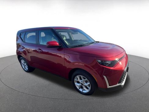 Used 2025 Kia Soul LX w/ LX Technology Package FWD image 2