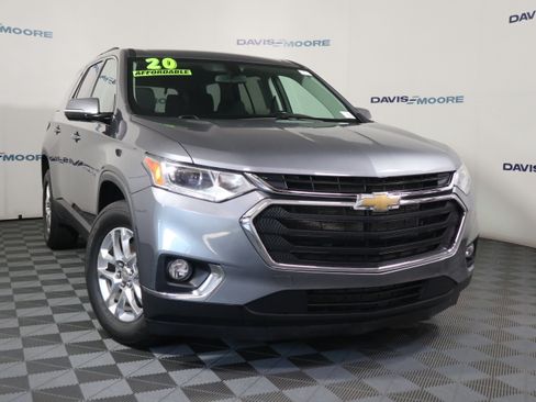 Used 2020 Chevrolet Traverse LT FWD image 2