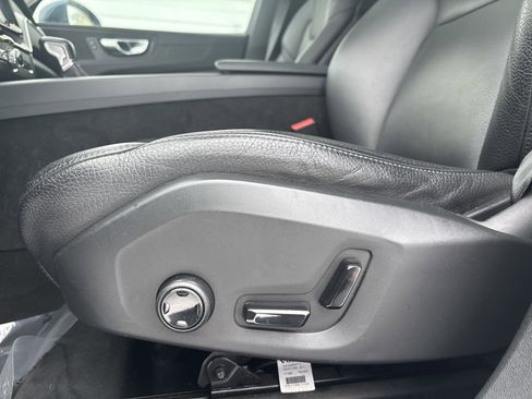 Used 2018 Volvo XC60 T6 Momentum w/ Convenience Package image 33