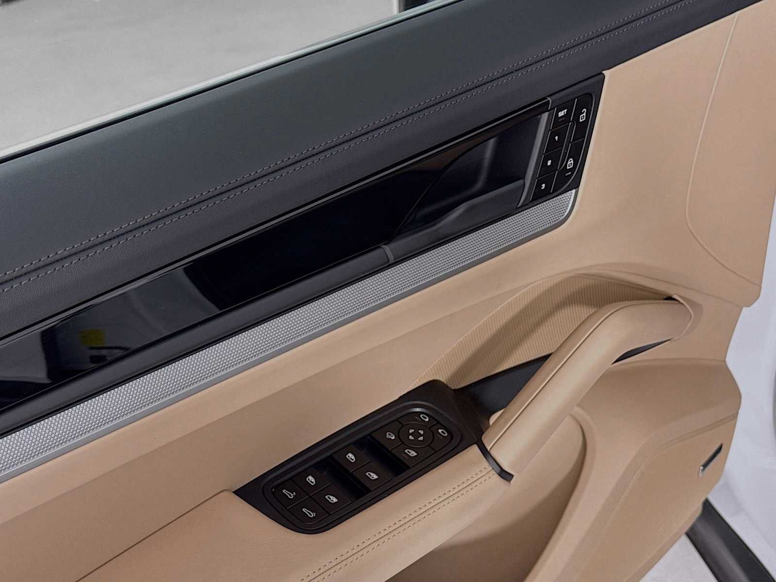 Certified 2025 Porsche Cayenne AWD/4WD image 11