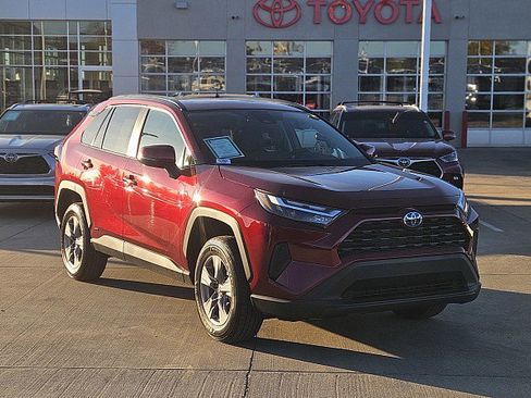 Used 2022 Toyota RAV4 XLE w/ Convenience Package image 1