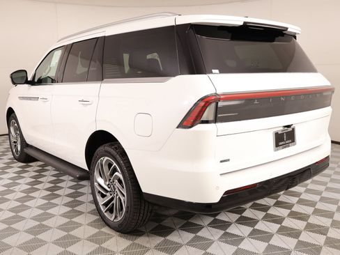 New 2026 Lincoln Navigator Premiere AWD/4WD image 24