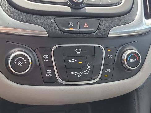 Used 2022 Chevrolet Equinox LS FWD image 24