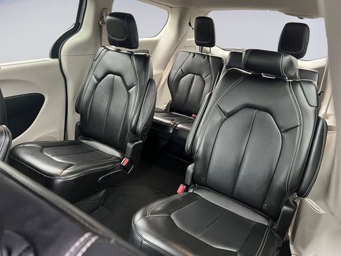Certified 2024 Chrysler Pacifica Touring-L image 19