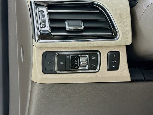 Used 2022 Lincoln Navigator Reserve image 11