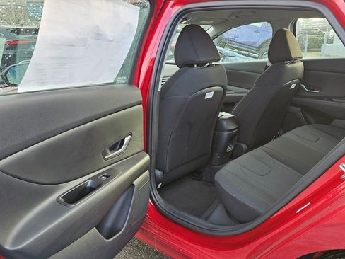 Used 2025 Hyundai Elantra SE image 13