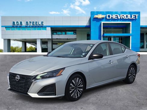 Used 2024 Nissan Altima 2.5 SV FWD image 2