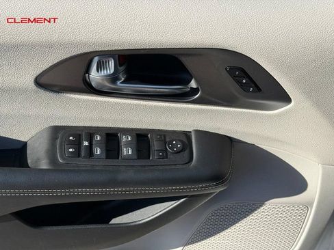 Used 2024 Chrysler Pacifica Touring-L FWD image 19