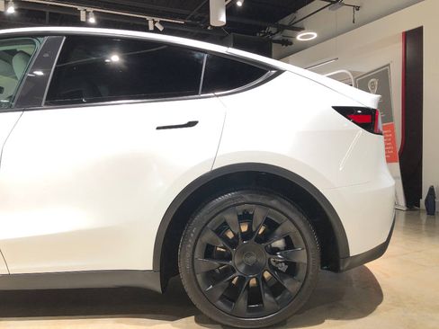 Used 2024 Tesla Model Y Long Range image 10