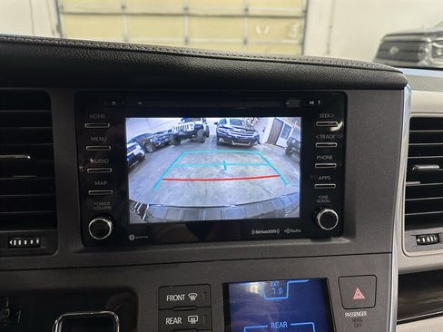 Used 2019 Toyota Sienna XLE FWD image 19
