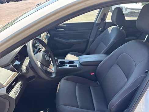Used 2025 Nissan Altima 2.5 SV FWD image 25