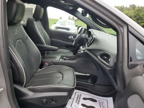 Used 2025 Chrysler Pacifica Limited AWD/4WD image 24