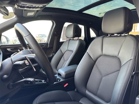 Used 2025 Porsche Macan image 5