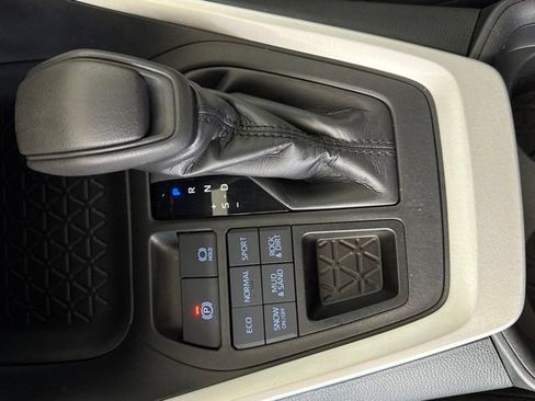 Used 2019 Toyota RAV4 XLE AWD/4WD image 18