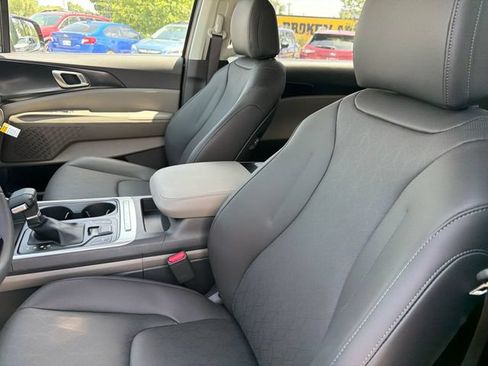 New 2026 Kia Carnival FWD image 17