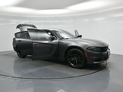 Used 2017 Dodge Charger SE w/ Blacktop Package RWD image 31