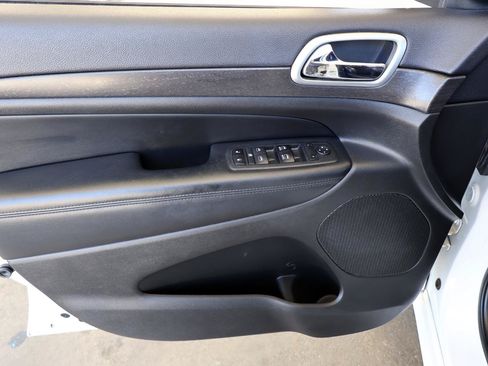 Used 2018 Jeep Grand Cherokee Altitude RWD image 35