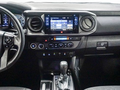 Used 2017 Toyota Tacoma TRD Sport AWD/4WD image 15