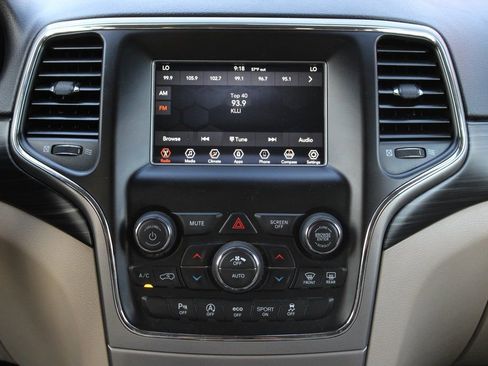 Used 2020 Jeep Grand Cherokee Laredo AWD/4WD image 24
