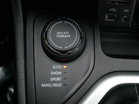 Used 2016 Jeep Cherokee Latitude w/ Cold Weather Group image 29