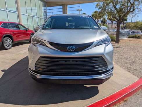 Used 2024 Toyota Sienna Platinum FWD image 8