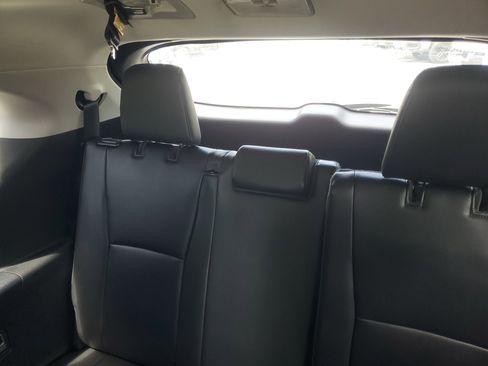 Used 2022 Toyota Highlander XLE AWD/4WD image 15