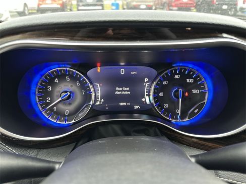 Used 2024 Chrysler Pacifica Limited w/ Uconnect Theater Family Group image 15