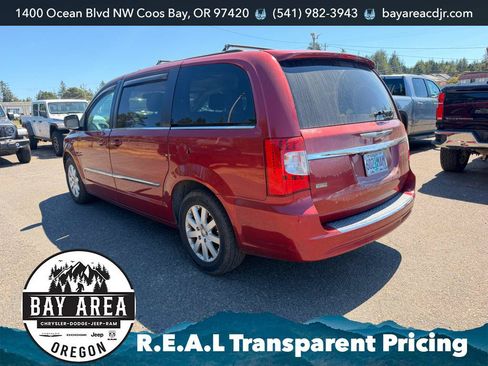 Used 2014 Chrysler Town & Country Touring FWD image 4